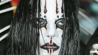 Selain bermusik di Slipknot, Joey Jordison juga mendirikan Scar the Martyr dan Vimic, serta pernah bergabung sementara dengan Ministry pada 2018. Foto: Getty Images/Jo Hale