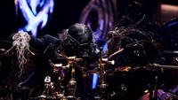 Kami dengan hati yang patah ingin mengabarkan bahwa Joey Jordison, seorang drummer yang produktif, musisi, dan seniman telah meninggal dunia dengan tenang dalam tidurnya pada 26 Juli 2021 di usia 46 tahun, tulis pihak keluarga, dikutip dari Loudwire. Foto: Getty Images/Lisa Maree Williams