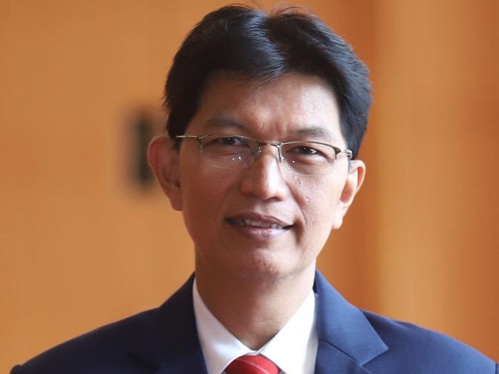 Akademisi FK Unair Dr d. Gatot Soegiarto SpPD-KAI FINASIM
