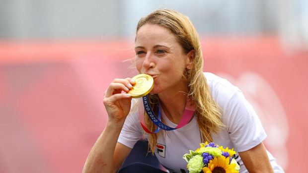 OYAMA, JAPAN - JULY 28: Annemiek van Vleuten of Team Netherlands kisses her gold medal after the Women's Individual time trial on day five of the Tokyo 2020 Olympic Games at Fuji International Speedway on July 28, 2021 in Oyama, Shizuoka, Japan. (Photo by Tim de Waele/Getty Images)