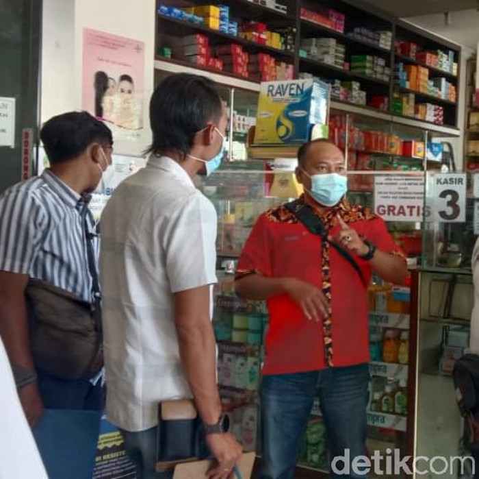 Ketersediaan obat-obatan dan vitamin di apotek-apotek Kota Pasuruan dipastikan aman. Harganya juga masih normal.