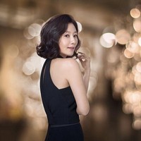 Suami aktris Kim Hee Ae adalah CEO perusahaan investasi Dreamwiz, Lee Chan Jin. Keduanya menikah pada 1997 dan kini memiliki dua anak. Foto: dok. Instagram, Hancinema