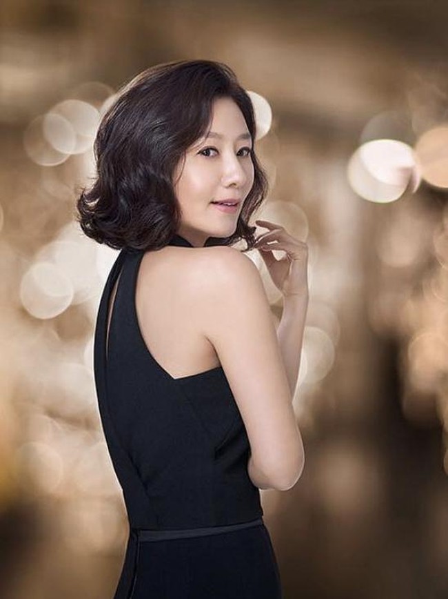 Suami aktris Kim Hee Ae adalah CEO perusahaan investasi Dreamwiz, Lee Chan Jin. Keduanya menikah pada 1997 dan kini memiliki dua anak. Foto: dok. Instagram, Hancinema