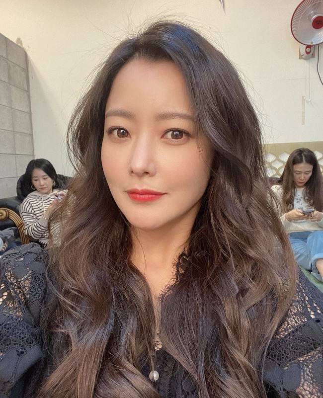 Aktris Kim Hee Sun menikah dengan Park Ju Young pada 2007. Sang suami merupakan anak dari CEO Rak San Group. Perusahaan Rak San Group bergerak di berbagai bidang usaha. Rak San Housing sebagai perusahaan konstruksi dan Rak San Enterprise bergerak di produksi film. Foto: dok. Instagram, Hancinema