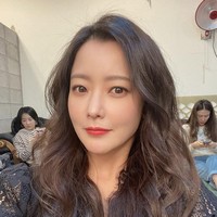 Aktris Kim Hee Sun menikah dengan Park Ju Young pada 2007. Sang suami merupakan anak dari CEO Rak San Group. Perusahaan Rak San Group bergerak di berbagai bidang usaha. Rak San Housing sebagai perusahaan konstruksi dan Rak San Enterprise bergerak di produksi film. Foto: dok. Instagram, Hancinema