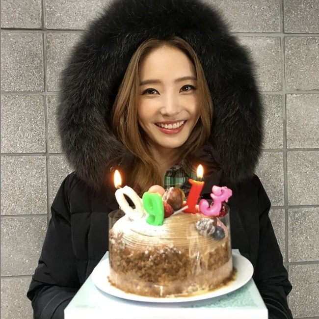 Han Chae Young menikahi seorang pebisnis bernama Choi Dong Joon pada 2007. Keduanya mengikat janji suci di Hotel Shilla, Seoul, Korea Utara. Foto: dok. Instagram, Hancinema