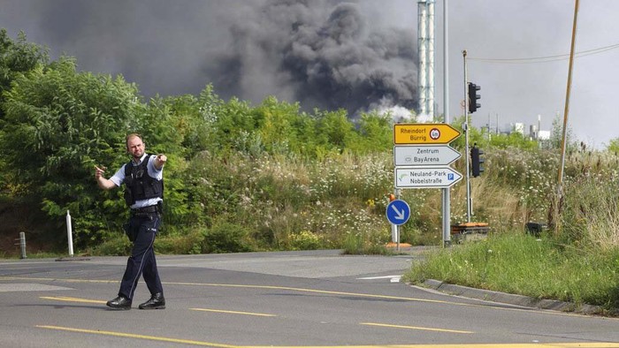 Sebuah ledakan terjadi di kawasan industri kimia di Kota Leverkusen, Jerman, dan menewaskan 1 seorang warga.Asap hitam membumbung ke langit Jerman.
