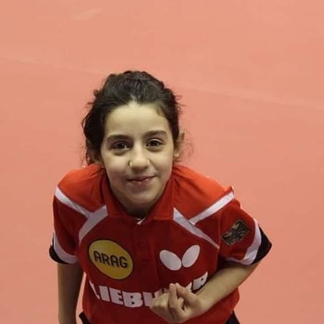 Hend Zaza adalah atlet tenis meja asal Suriah berusia 12 tahun. Kisahnya sebagai atlet muda pun menginspirasi karena datang dari negara konflik. Dikatakan jika perang sering membuat mati lampu ketika latihan. Tapi hal itu tidak menghalangi Hend Zaza untuk tampil maksimal. Saat konflik, ada banyak kesulitan, kami tidak banyak latihan atau bepergian antar kota jadi aku menghadapi banyak kesusahan. Bahkan raket dan bola susah didapatkan, ujarnya dilansir Al Jazeera. Foto: Instagram