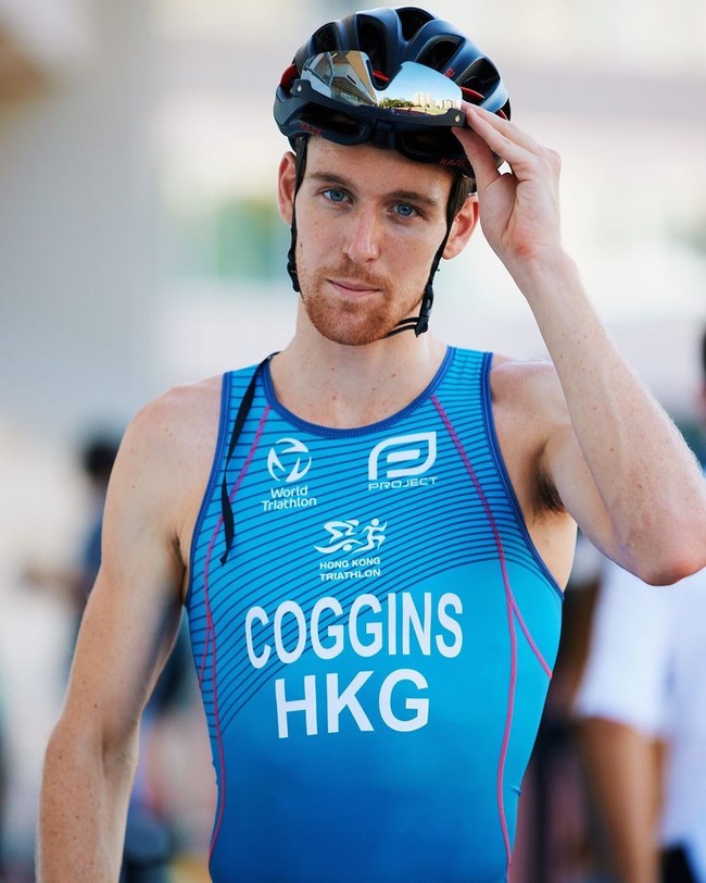 Oscar Coggins mewakili Hong Kong dalam cabang olahraga triathlon. Terlihat seperti bule, Oscar memang terlahir dari orangtua asal Inggris tapi dilahirkan dan dibesarkan di Hong Kong. Pria yang mahir dalam berenang dan bersepeda itu pun tak khawatir bersaing karena mengetahui kekuatannya. Karena aku dilatih di Hong Kong, aklimasi bukan sesuatu yang aku khawatirkan. Kalau memang begitu, itu bisa jadi keuntunganku. Aku pikir aku cukup nyaman dengan panasnya lapangan, katanya. Foto: Instagram