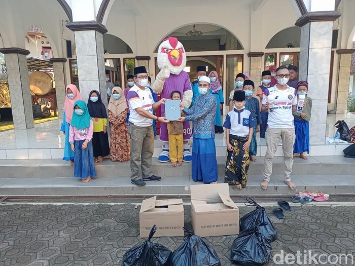 Balad Galuh Ciamis membagikan ratusan Al-Quran untuk masjid dan madrasah