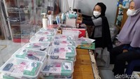Pasutri Yohanes Aditya Sanjaya dan Theresia Sulistyowati terdorong meminjamkan oximeter usai melihat pemberitaan banyak warga isoman COVID meninggal. Mereka yang mulanya berniat membagikan gratis akhirnya memilih untuk meminjamkan alat tersebut.