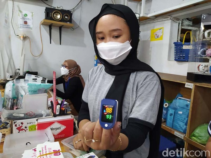 Berbagi Kebaikan, Pemilik Toko Ini Pinjamkan Oximeter ke Warga Isoman Theresia Sulistyowati membantu warga yang sedang isolasi mandiri (isoman) karena Covid-19. Caranya dengan meminjamkan oximeter secara cuma-cuma.