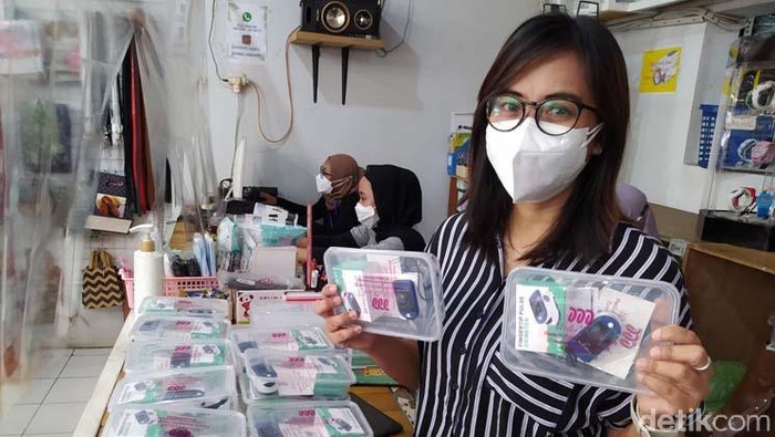 Berbagi Kebaikan, Pemilik Toko Ini Pinjamkan Oximeter ke Warga Isoman Theresia Sulistyowati membantu warga yang sedang isolasi mandiri (isoman) karena Covid-19. Caranya dengan meminjamkan oximeter secara cuma-cuma.