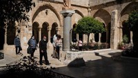 Church of the Nativity yang terletak di kota Bethlehem, Palestina, kembali dibuka untuk para jemaat dan turis pada Selasa (26/5/2020). Getty Images/Samar Hazboun.