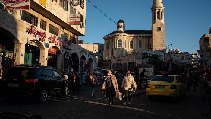 Betlehem Kembali Dibuka untuk Wisatawan Setelah lebih dari satu tahun pembatasan perjalanan COVID-19, Betlehem, Palestina, kembali dibuka. Wisatawan perlahan-lahan kembali ke kota Betlehem.