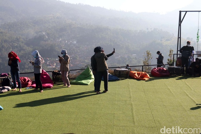 500 warga Kecamatan Cicalengka, Kabupaten Bandung, Jabar, jalani vaksinasi COVID-19. Vaksinasi ini digelar di Obyek Wisata Cicalengka Dreamland.