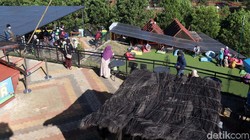 500 warga Kecamatan Cicalengka, Kabupaten Bandung, Jabar, jalani vaksinasi COVID-19. Vaksinasi ini digelar di Obyek Wisata Cicalengka Dreamland.