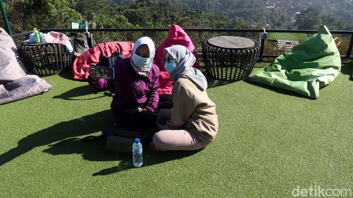 500 warga Kecamatan Cicalengka, Kabupaten Bandung, Jabar, jalani vaksinasi COVID-19. Vaksinasi ini digelar di Obyek Wisata Cicalengka Dreamland.