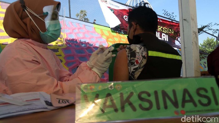 500 warga Kecamatan Cicalengka, Kabupaten Bandung, Jabar, jalani vaksinasi COVID-19. Vaksinasi ini digelar di Obyek Wisata Cicalengka Dreamland.