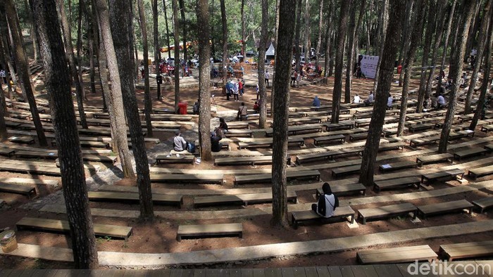Vaksinasi COVID-19 digelar di kawasan Hutan Pinus Sari, Mangunan, Bantul, Yogyakarta, Rabu (28/7/2021). Begini suasananya.