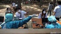 Sesampainya di lokasi mereka duduk di amphitheater pinus sari sembari menunggu antrean vaksinasi COVID-19.