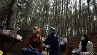 Vaksinator menyuntikkan vaksin ke warga saat pelaksanaan vaksinasi di kawasan Hutan Pinus Sari, Mangunan, Bantul, Yogyakarta, Rabu (28/7/2021).