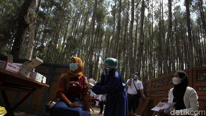 Vaksinasi COVID-19 digelar di kawasan Hutan Pinus Sari, Mangunan, Bantul, Yogyakarta, Rabu (28/7/2021). Begini suasananya.