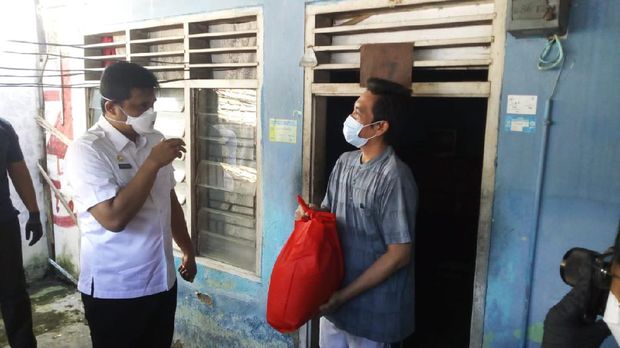 Bobby saat blusukan bagikan sembako ke warga di Medan (Datuk-detikcom)