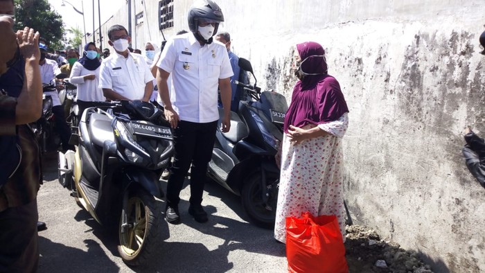 Bobby saat blusukan bagikan sembako ke warga di Medan (Datuk-detikcom)