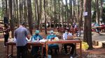 Bukan Berwisata, Warga Datangi Hutan Pinus untuk Vaksin COVID-19