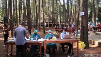 Asrinya hutan pinus membuat masyarakat yang menjalani vaksinasi terlihat lebih santai, terbukti dengan minimnya gagal vaksin akibat tensi tinggi.  