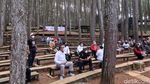 Bukan Berwisata, Warga Datangi Hutan Pinus untuk Vaksin COVID-19