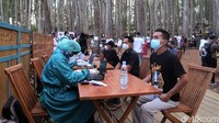 Menyoal pemilihan lokasi vaksinasi yang berada di tengah hutan pinus, Indah mengaku sengaja mencari tempat yang terbuka dan bisa menampung banyak orang.  