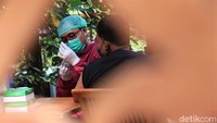 Terkait jumlah sasaran vaksinasi di Kabupaten Bantul, Juanita 2000 orang dan untuk hari ini mencapai ratuan orang. Bahkan, ke depannya, Juanita mengaku akan melakukan vaksinasi di tempat-tempat wisata lagi.