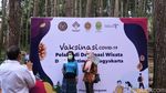 Bukan Berwisata, Warga Datangi Hutan Pinus untuk Vaksin COVID-19