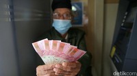 Penerima BLT Dana Desa menerima bantuan sebesar Rp 300.000 per bulan selama satu tahun.