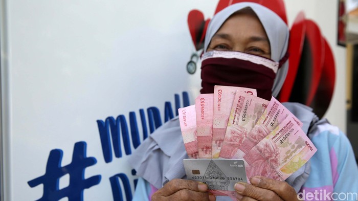 Bantuan Langsung Tunai Dana Desa mulai disalurkan untuk warga Lubang Buaya, Setu, Kabupaten Bekasi. Warga menerima BLT Rp 300.000/bulan selama 12 bulan.