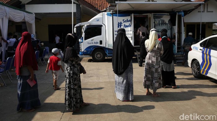 Cairrrr....BLT Dana Desa di Kabupaten Bekasi Sampai ke Penerima Bantuan Langsung Tunai Dana Desa mulai disalurkan untuk warga Lubang Buaya, Setu, Kabupaten Bekasi. Warga menerima BLT Rp 300.000/bulan selama 12 bulan.