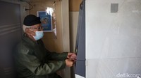 Warga mengambil BLT Dana Desa melalui mesin Anjungan Tunai Mandiri di Kantor Desa Lubang Buaya, Setu,  Kabupaten Bekasi, Jawa Barat, Rabu (28/7/2021).