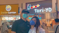 Seperti ini pose happy Titan Tyra saat meresmikan cabang kelima usaha yakitori miliknya. Ia juga didukung sang pacar lho!