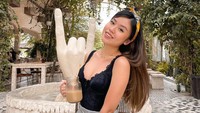 Di Bali, Titan Tyra tak melewatkan mampir ke kafe Instagramable. Ia juga mencicipi makanan dan minuman sehat di sana.