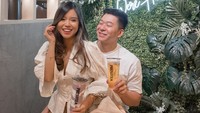 Pemilik usaha kuliner yakitori ini sedang nongkrong bersama sang pacar. Mereka menikmati minuman teh kekinian buatan Presotea. 