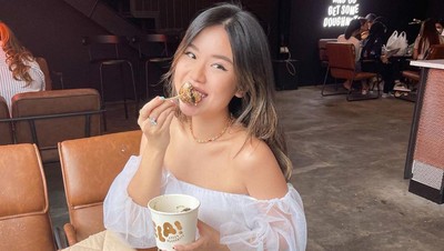 Cantiknya Titan Tyra Saat Ngemil Donat dan Frozen Yogurt