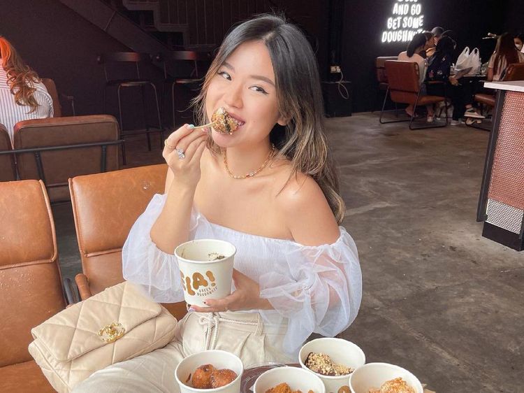 Cantiknya Titan Tyra Saat Ngemil Donat dan Frozen Yogurt