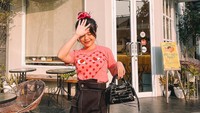 Begini gaya keren Titan Tyra saat sedang nongkrong di kafe. Ia pun tidak lupa foto OOTD di kafe yang Instagramable ini. 