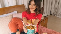 Content creator dengan lebih dari 666 ribu followers ini kerap meng-endorse produk. Salah satunya rice bowl makanan India yang nampak menggugah selera ini.