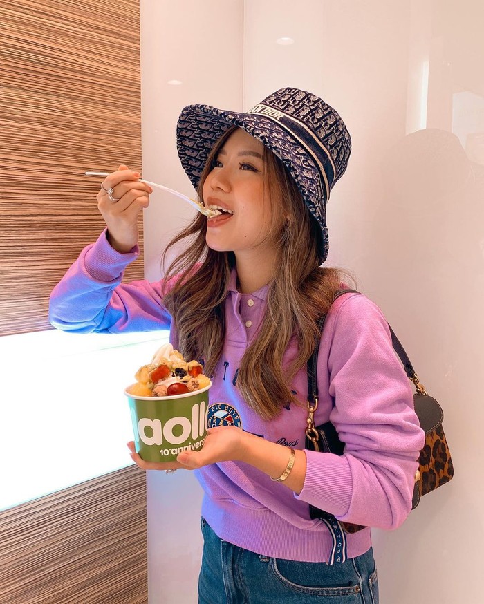 Cantiknya Titan Tyra Saat Ngemil Donat dan Frozen Yogurt