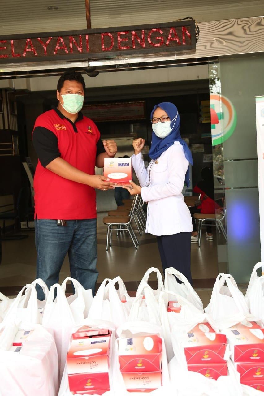 CT Arsa Foundation-Dompet Amal Transmedia dan Kemensos menyalurkan bantuan