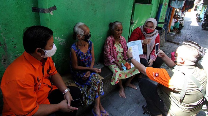 Di Solo, BLT Disalurkan Langsung ke Rumah Pemkot Solo melibatkan PT. Pos Indonesia untuk menyalurkan Bantuan Langsung Tunai (BLT). Petugas mendatangi rumah-rumah lansia di Kampung Gandekan, Solo.