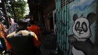 Pemkot Solo melalui PT. Pos Indonesia menyalurkan BST kepada Keluarga Penerima Manfaat (KPM) dengan mendatangi ke rumah-rumah (door to door) bagi warga lanjut usia.